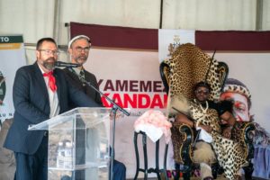 Barend Uys of AfriForum, Frikkie Meyer (interpreter) and king Misuzulu KaZwelethini.